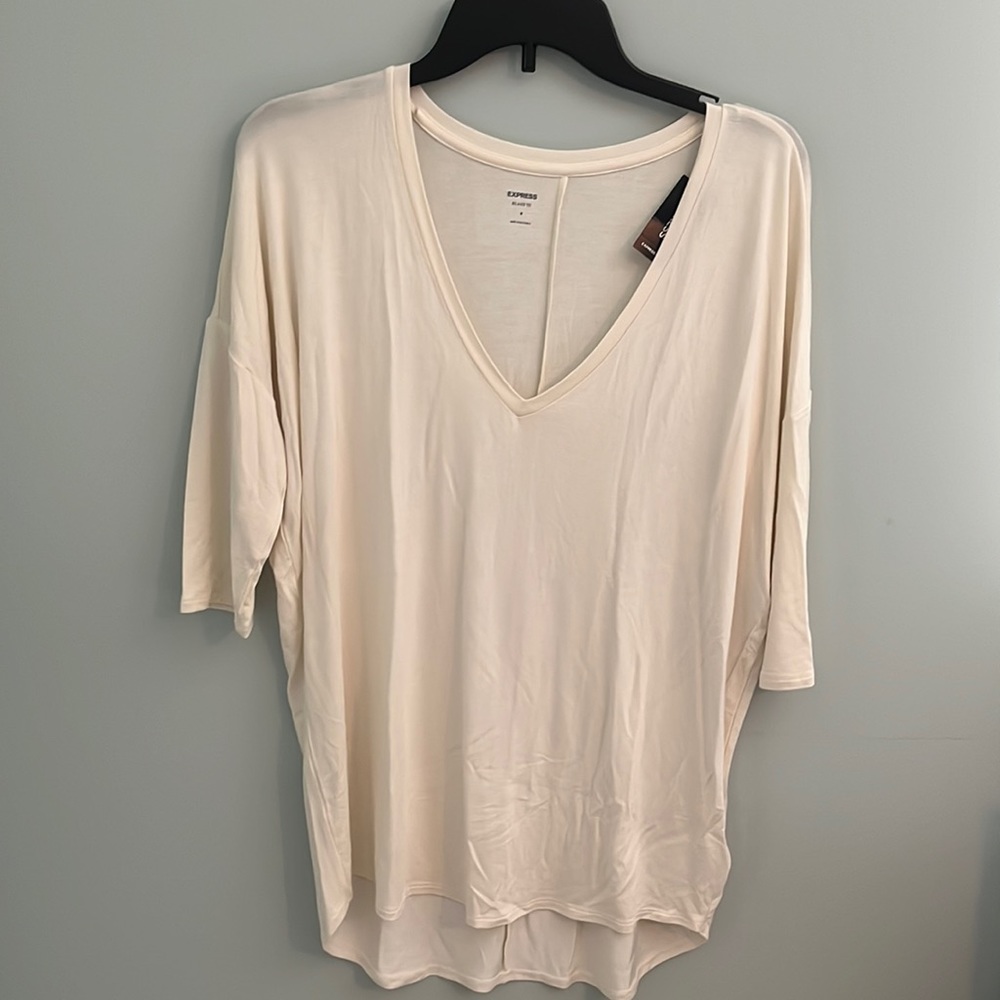 💕HP💕NWT! Express 3/4 sleeve v-neck London tee - color Dove size M